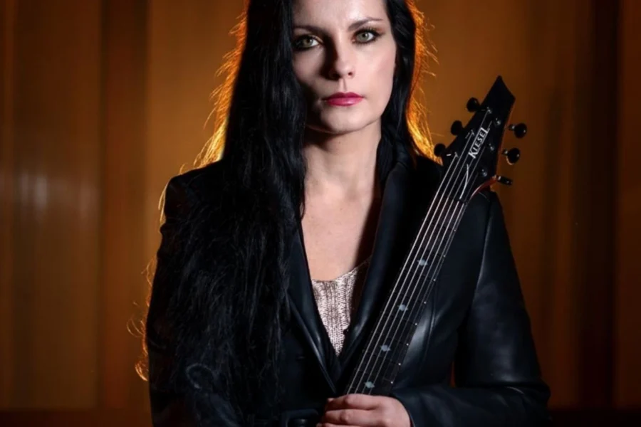 Behind the Universe: Kamila Csenge on Two Guitars and a Prague-Berlin Band